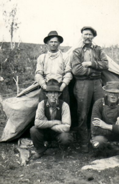 unidentified white trappers,
<br
>person in front right may be Dutchy Hanson