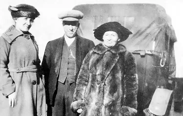 Mrs Hart, Wendlin and Ida Anstett.