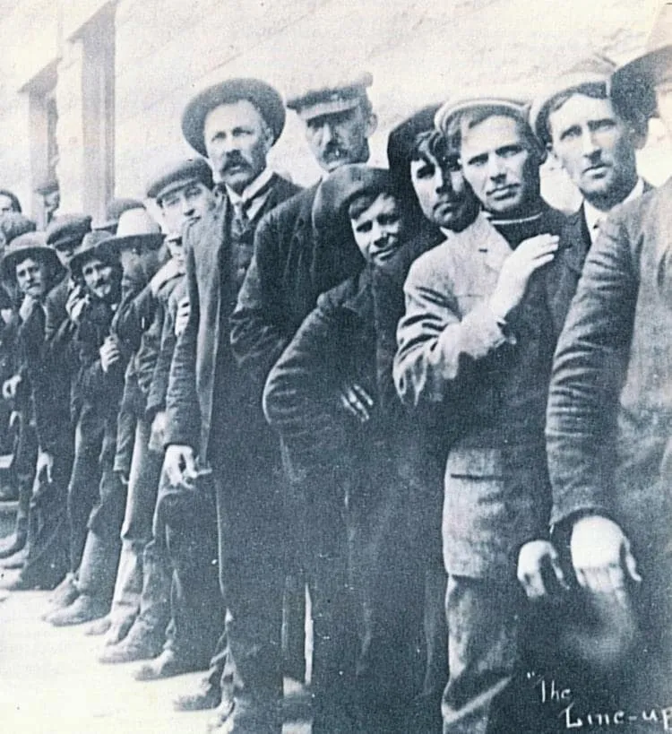 Lineup for land, Yorkton, 1907.